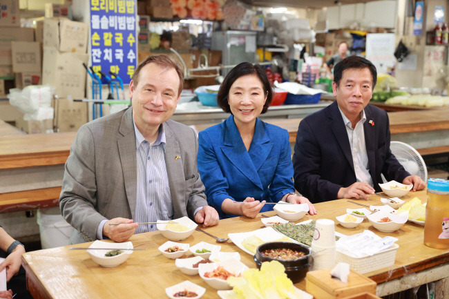 오영주(가운데) 중기부 장관이 경동시장에서 슈미트(왼쪽) 주한독일 대사, 부호 주한베트남 대사와 함께 식사하고 있다.  중소벤처기업부 제공