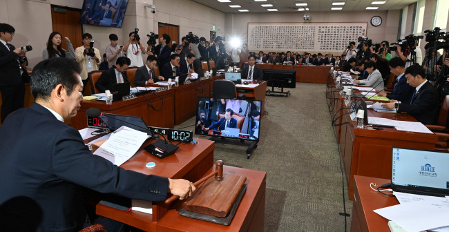 23일 오전 국회 법제사법위원회 전체회의에서 더불어민주당의 정청래(맨 앞) 법사위원장이 안건을 상정하고 있다. 곽성호 기자