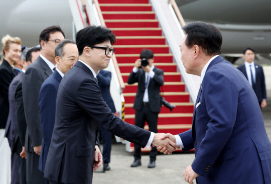 윤석열 대통령이 19일 오전 서울공항에서 체코 공식 방문을 위해 출국하기 전 환송을 나온 한동훈 국민의힘 대표와 악수하고 있다. 연합뉴스