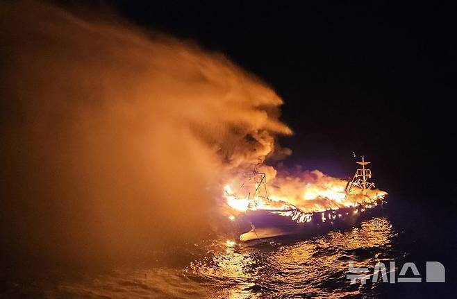 [제주=뉴시스] 22일 오후 제주 서귀포시 마라도 해상에서 어선 화재가 발생해 해경이 진화에 나서고 있다. (사진=서귀포해양경찰서 제공) 2024.09.22. photo@newsis.com