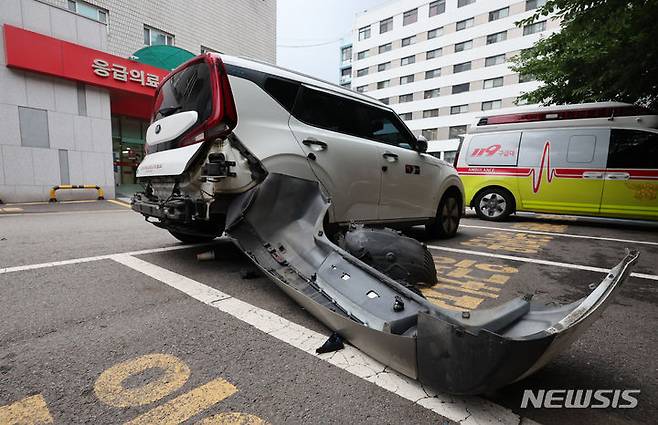 [서울=뉴시스] 김진아 기자 = 지난 7월3일 서울 중구 국립중앙의료원에 택시가 돌진하는 사고로 부상자가 발생했다. 사진은 사고로 부서진 피해차량. 2024.07.03. bluesoda@newsis.com