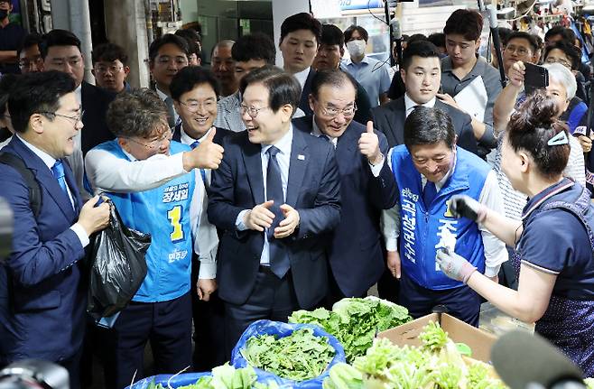 23일 낮 전남 영광군 영광터미널시장에서 이재명 더불어민주당 대표가 상인들과 인사를 나누고 있다. 연합뉴스