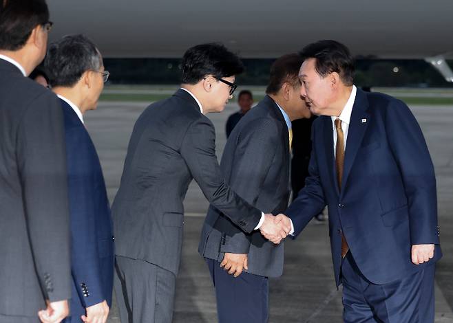 윤석열 대통령이 22일 성남 서울공항에서 체코 공식 방문을 마치고 귀국하며 마중 나온 국민의힘 한동훈 대표와 악수하고 있다. 연합뉴스