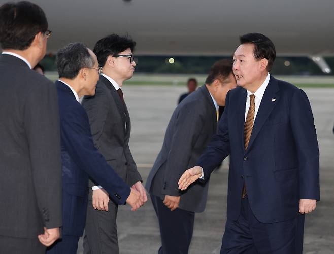 윤석열 대통령이 22일 성남 서울공항에서 체코 공식 방문을 마치고 귀국하며 마중 나온 국민의힘 한동훈 대표, 추경호 원내대표 등과 차례로 인사하고 있다. 연합뉴스