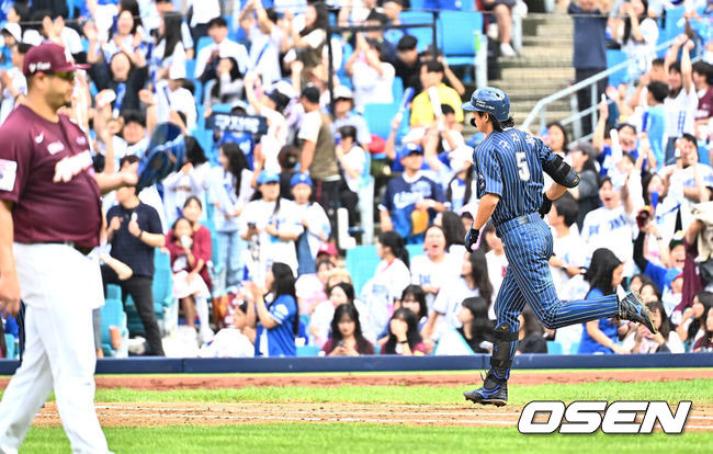 [OSEN=대구, 이석우 기자] 22일 대구삼성라이온즈파크에서 2024 신한 SOL 뱅크 KBO 리그 삼성 라이온즈와 키움 히어로즈의 경기가 열렸다. 홈팀 삼성은 원태인이 방문팀 키움은 후라도가 선발 출전했다. 삼성 라이온즈 구자욱이 6회말 무사 1루 우월 2점 홈런을 치고 그라운드를 돌고 있다. 2024.09.22 / foto0307@osen.co.kr