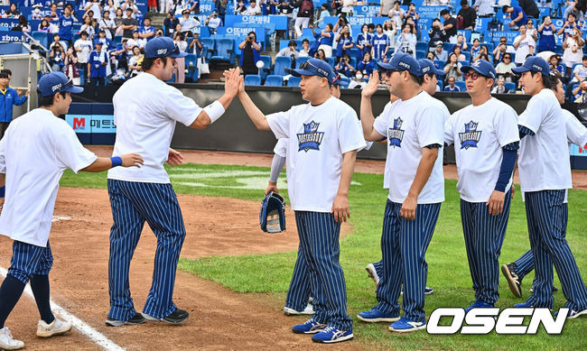 [OSEN=대구, 이석우 기자] 22일 대구삼성라이온즈파크에서 2024 신한 SOL 뱅크 KBO 리그 삼성 라이온즈와 키움 히어로즈의 경기가 열렸다. 홈팀 삼성은 원태인이 방문팀 키움은 후라도가 선발 출전했다. 삼성 라이온즈 박진만 감독이 키움 히어로즈에 9-8로 승리 2위를 확정짓고 선수들과 기쁨을 나누고 있다. 2024.09.22 / foto0307@osen.co.kr