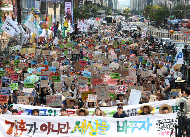 ▲7일 오후 서울 강남대로에서 열린 기후위기 대응 촉구 대규모 집회에서 참가자들이 손팻말을 들고 구호를 외치고 있다. ⓒ연합뉴스