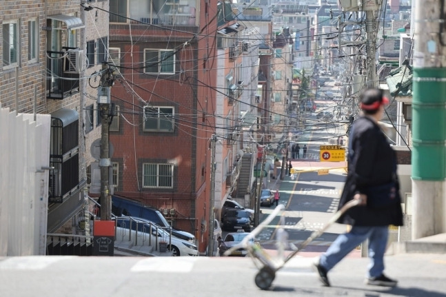 지난 7월 빌라 실거래가지수가 2.68% 오르며 2020년 6월(2.74%) 이후 4년여 만에 가장 높은 상승률을 나타냈다. 서울의 한 빌라촌 모습. 연합뉴스