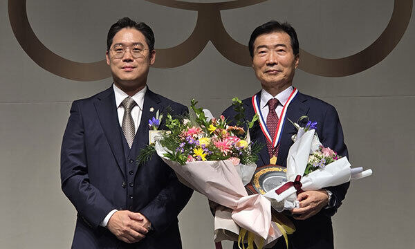 김정욱 서울지방변호사회장(왼쪽)이 23일 서울 강남구 그랜드 인터컨티넨탈 서울 파르나스에서 열린 서울변회 창립 117주년 기념행사에서 명덕상 수상자인 박영립 변호사와 기념 촬영을 하고 있다. 서울지방변호사회 제공