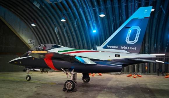 9월 12일 발표된 프레체 트리콜로르스용 도색을 한 M-346. 출처 이탈리아 공군