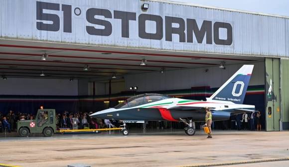 공개를 위해 이동하는 프레체 트리콜로르스용 M-346. 출처 이탈리아 공군