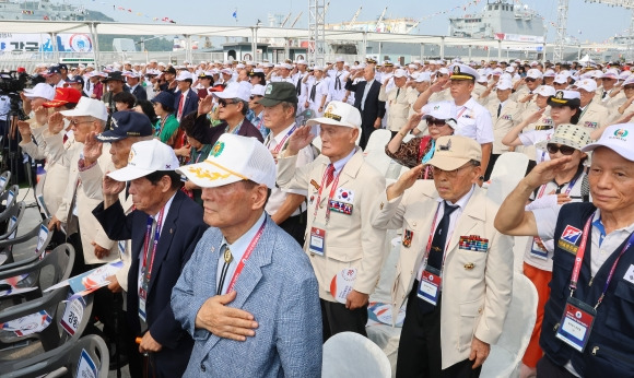 국기에 경례하는 참전용사들. 연합뉴스