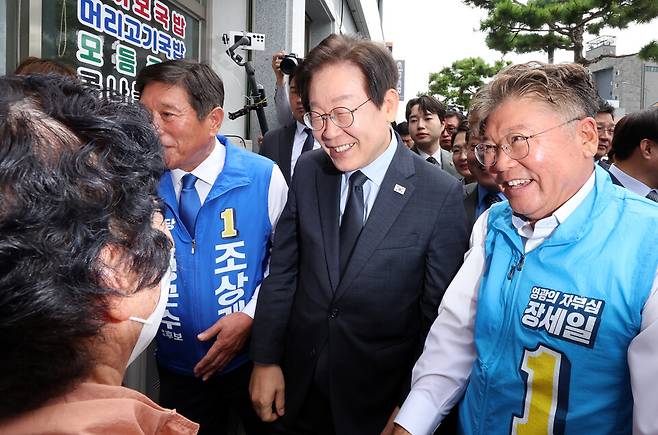 이재명 더불어민주당 대표가 9월23일 전남 영광군 영광터미널시장에서 10·16 재·보궐선거 출마 후보자들과 함께 유세를 갖고 있다. ⓒ연합뉴스