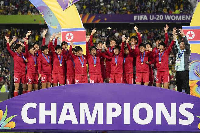 북한 20세 이하(U-20) 여자축구대표팀 선수들이 23일 콜롬비아 보고타에서 열린 2024 U-20 여자 월드컵 결승전에서 일본을 1-0으로 꺾은 뒤 우승 세리머니를 하고 있다. AP연합뉴스