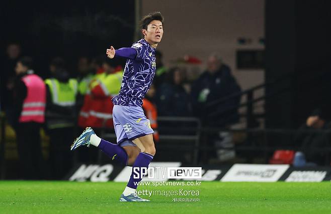 튀르키예 알란야스포르에서 뛰고 있는 황의조가 튀르키예 무대 진출 후 처음으로 멀티 골을 터뜨렸다. 황의조는 22일(현지시간) 아다나 데미르스포르와 경기에 선발 출전해 두 골을 넣어 2-0 승리를 이끌었다. 황의조가 클럽 경기에서 멀티골을 넣은 건 프랑스 프로축구 보르도 시절인 2022년 1월 이후 2년 8개월 만이다.&nbsp;