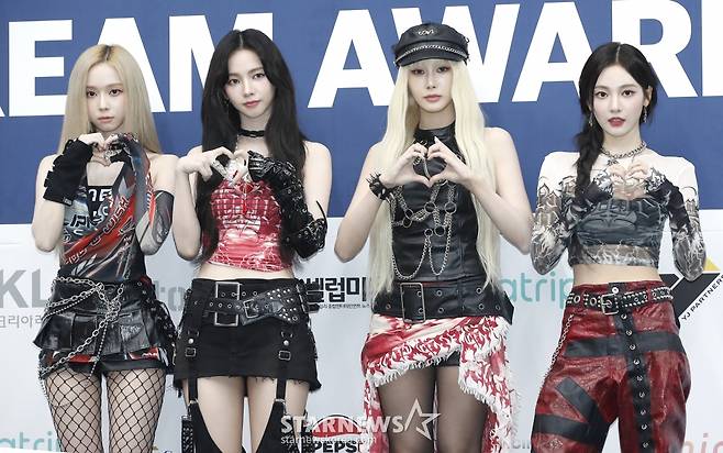 (서울=뉴스1) 권현진 기자 = 에스파 윈터(왼쪽부터)와 카리나, 지젤, 닝닝이 22일 오후 서울 송파구 잠실실내체육관에서 열린 ‘2024 케이 월드 드림 어워즈’(2024 K WORLD DREAM AWARDS) 블루카펫 행사에서 포즈를 취하고 있다. 2024.8.22/뉴스1 Copyright (C) 뉴스1. All rights reserved. 무단 전재 및 재배포, AI학습 이용 금지. /사진=(서울=뉴스1) 권현진 기자