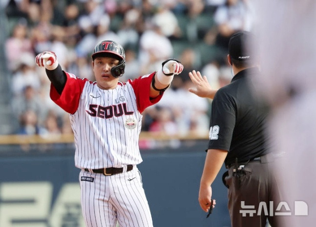 22일 오후 서울 송파구 잠실야구장에서 열린 프로야구 2024 신한 SOL 뱅크 KBO리그 두산 베어스와 LG 트윈스의 경기, 7회말 2사 주자 1루 상황 LG 박동원이 담장에 맞는 1타점 2루타를 친 뒤 심판에게 홈런 여부에 관해 비디오 판독을 요청하고 있다. /사진=뉴시스