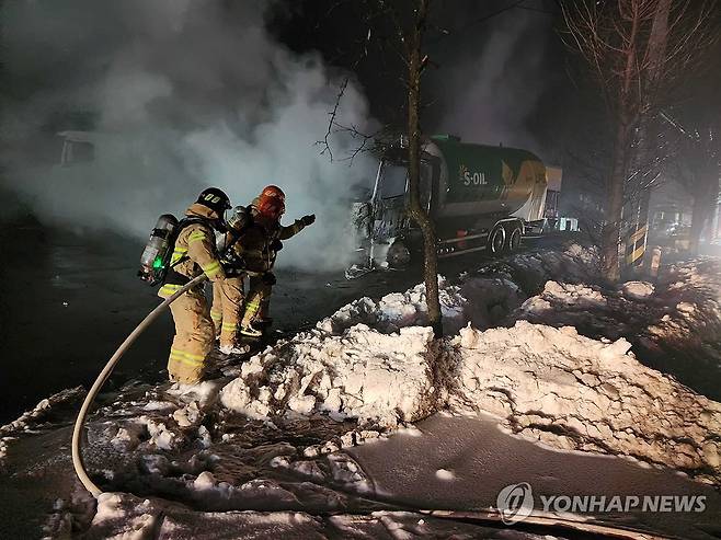 평창 LPG 충전소 폭발 화재 진화 (평창=연합뉴스) 1일 오후 8시 41분께 강원 평창군 용평면 장평리 한 액화석유가스(LPG) 충전소에서 폭발 후 화재가 발생해 소방대원들이 탱크로리에 붙은 불을 진화하고 있다. 2024.1.1 [강원특별자치도소방본부 제공. 재판매 및 DB 금지]