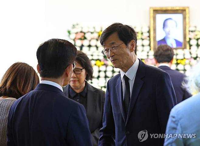 이야기 나누는 김문수 장관과 곽노현 전 교육감 (서울=연합뉴스) 김도훈 기자 = 김문수 고용노동부 장관(왼쪽)과 곽노현 전 서울교육감이 22일 오후 서울 종로구 서울대병원 장례식장에 마련된 장기표 신문명정책연구원 원장 빈소에서 이야기를 나누고 있다. 2024.9.22 superdoo82@yna.co.kr