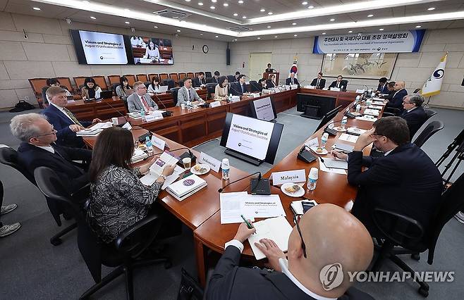 주한대사 및 국제기구 대표 대상 정책설명회 연 통일부 (서울=연합뉴스) 서대연 기자 = 23일 오후 서울 종로구 남북관계관리단에서 통일부 주관 주한대사 및 국제기구 대표 대상 정책설명회가 열리고 있다. 2024.9.23 dwise@yna.co.kr