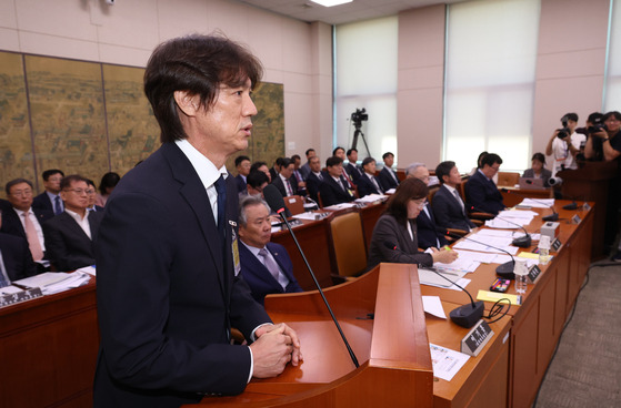 축구 국가대표팀 홍명보 감독이 24일 국회에서 열린 문화체육관광위원회 전체회의에 출석, 의원 질의에 답하고 있다. 〈사진=연합뉴스〉