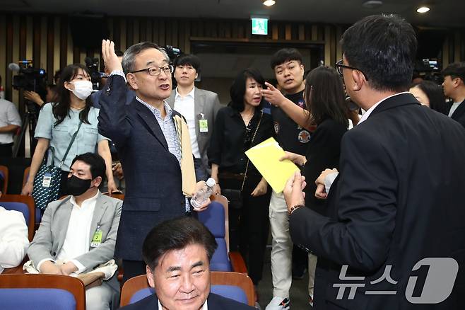 정의정 한국주식투자자연합회 대표와 개인투자자들이 24일 오전 서울 여의도 국회에서 열린 '더불어민주당 정책 디베이트(토론회): '행복하고 정의로운 대한민국, 금융투자소득세 시행은 어떻게?'를 찾아 방청을 요구하며 항의하고 있다. 2024.9.24/뉴스1 ⓒ News1 이광호 기자