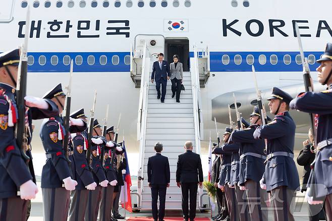 윤석열 대통령과 김건희 여사가 19일(현지시간) 체코 프라하 바츨라프 하벨 국제공항에 도착, 전용기인 공군 1호기에서 내리고 있다. (대통령실 제공) 2024.9.20/뉴스1 ⓒ News1 송원영 기자