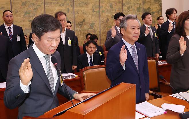 24일 서울 여의도 국회에서 열린 문화체육관광위원회의 대한축구협회 등에 대한 현안질의에서 정몽규 대한축구협회장, 홍명보 축구 국가대표팀 감독 등이 증인선서를 하고 있다.  연합뉴스