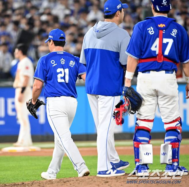 6일 부산 사직구장에서 열린 삼성과 롯데의 경기, 6회말 삼성 오승환이 마운드를 내려가고 있다. 부산=허상욱 기자 wook@sportschosun.com/2024.09.06/