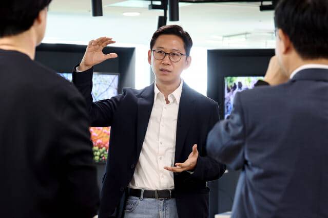 배경훈 LG AI연구원장이 연구원들과 이야기 하고 있다. LG AI연구원은 대기업중 빠르게 2020년 12월 설립됐다.