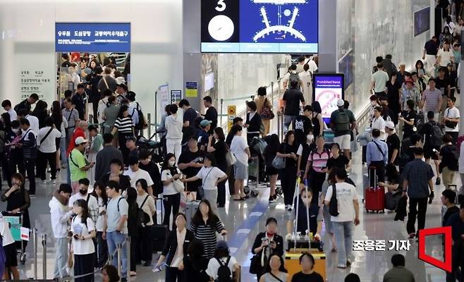 인천국제공항 제1여객터미널 출국장이 해외여행을 떠나는 인파들로 붐비고 있다. 사진과 기사 내용은 무관함.[사진=조용준 기자]