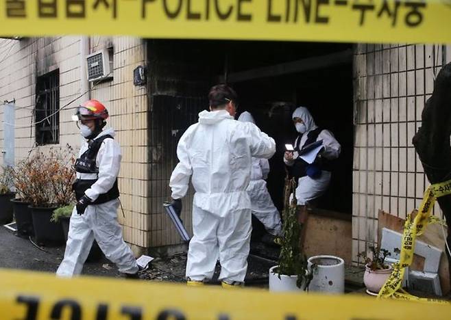 경찰과 소방당국이 21일 오후 충북 청주시 상당구 남주동의 한 여관에서 합동감식을 진행하고 있다. 이날 새벽 이곳에서 방화로 추정되는 불이 나 투숙객 3명이 숨졌다.ⓒ뉴시스