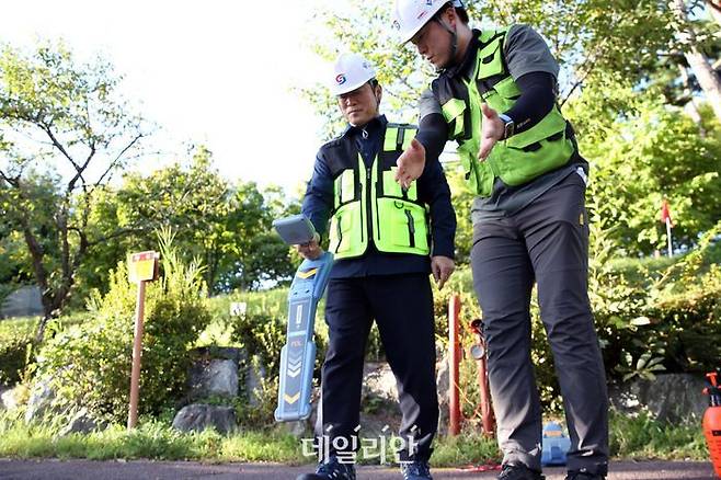 23일 박경국 한국가스안전공사 사장(왼쪽)은 서울의 송유관 정밀안전진단 현장을 방문해 송유관의 안전성을 점검하였다.ⓒ가스안전공사