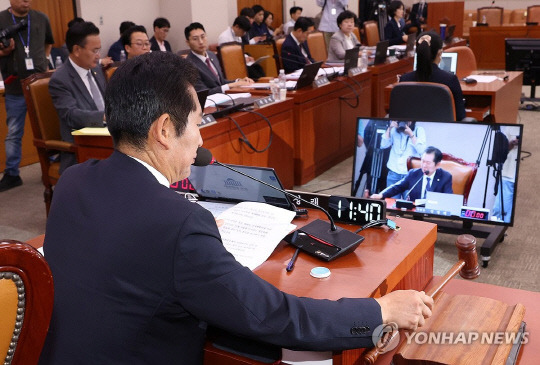 23일 국회에서 열린 법제사법위원회에서 정청래 위원장이 의사봉을 두드리고 있다. /연합뉴스