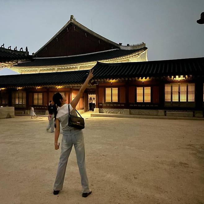 경복궁 배경으로 인증샷 남긴 김옥빈