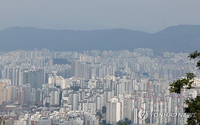 지난 19일 오후 서울 남산에서 바라본 아파트 단지. 사진=연합뉴스