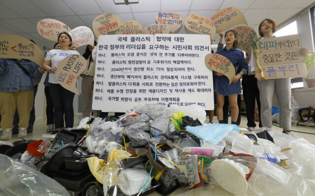 ‘플라스틱 문제를 뿌리 뽑는 연대’ 회원들이 플라스틱 협약 제4차 정부간협상위원회가 종료된 뒤인 4월15일 서울 용산구 그린피스 사무실에서 플라스틱 쓰레기를 앞에 두고 정부에게 하고 싶은 말이 적힌 말풍선을 들어보이고 있다. 윤운식 선임기자 yws@hani.co.kr