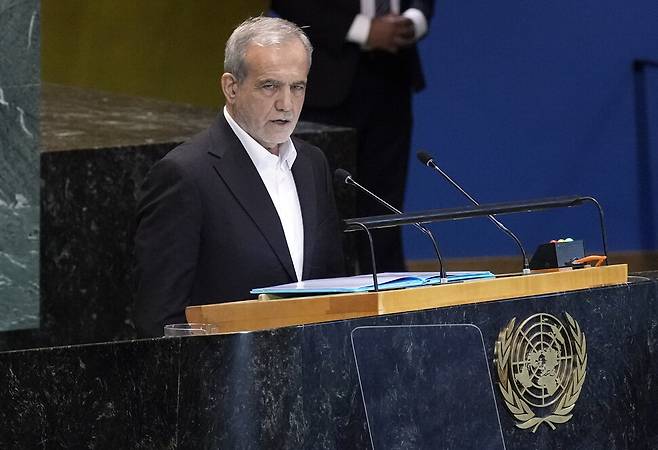 마수드 페제슈키안 이란 대통령이 23일 유엔 총회에서 열린 미래 정상 회담에서 연설하고 있다. 뉴욕/AP 연합뉴스