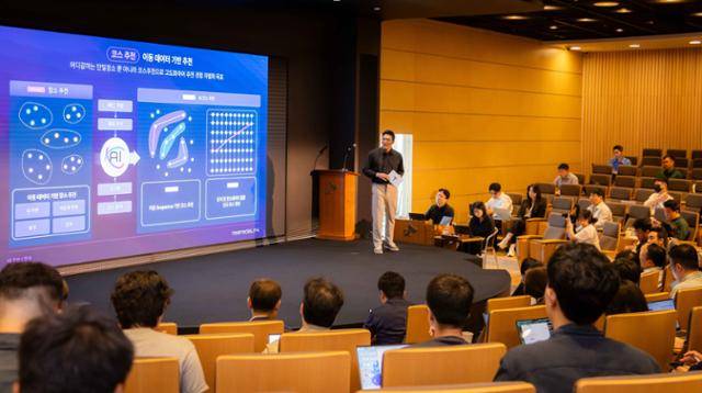 전창근 티맵모빌리티 프로덕트 담당이 23일 서울 을지로 SKT타워에서 티맵의 새 기능 '어디갈까'에 대해 소개하고 있다. 티맵모빌리티 제공