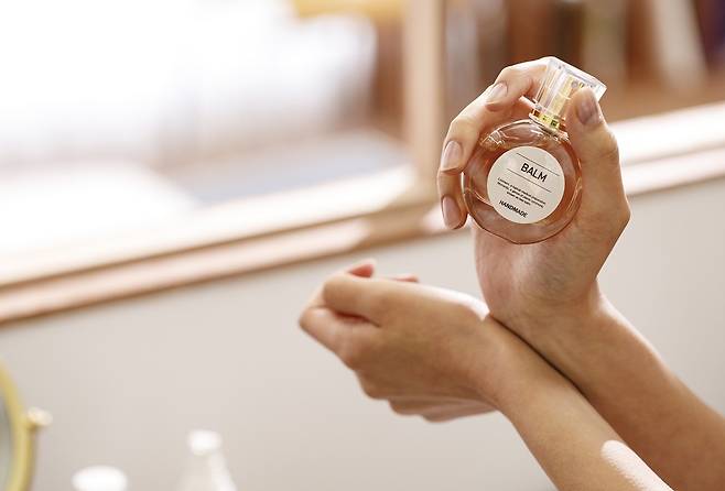 향수를 뿌릴 때 많은 사람이 손목에 뿌리지만, 사실 손목은 향수를 뿌리기 좋은 부위가 아니다./사진=클립아트코리아