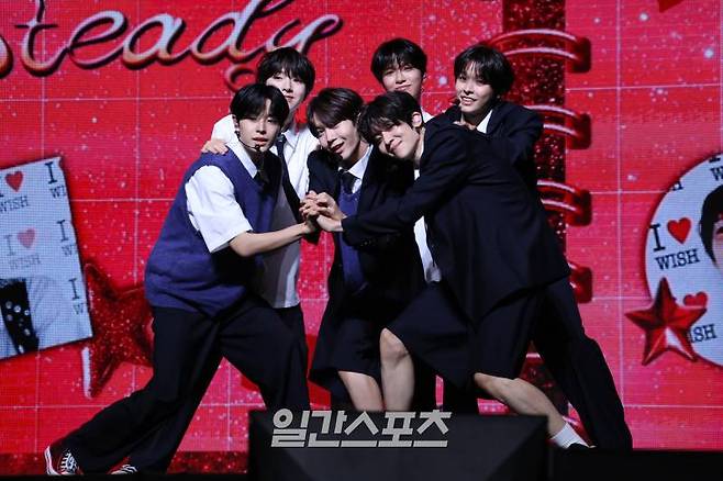 NCT 위시 료, 리쿠, 유우시, 시온, 사쿠야, 재희가 24일 오후 서울 용산구 블루스퀘어 마스터카드홀에서 열린 첫 미니앨범 '스테디(Steady)' 발매 기념 쇼케이스에서 타이틀곡 무대를 선보이고 있다. 타이틀곡 '스테디'는 하우스와 UK 개라지, 저지 클럽이 믹스된 비트와 세련된 멜로디가 조화롭게 어우러진 댄스 곡이다. 서병수 기자 qudtn@edaily.co.kr /2024.09.24/