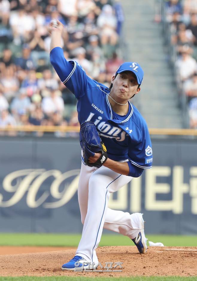 13일 오후 서울 잠실야구장에서 열린 프로야구 삼성과 두산 경기. 삼성 선발 원태인이 역투하고 있다. 잠실=정시종 기자 capa@edaily.co.kr /2024.07.13.