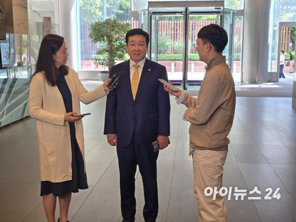 이찬희 삼성 준법감시위원회 위원장이 24일 서울 강남구 삼성생명 서초 사옥에서 열린 준감위 정례회의에 앞서 취재진들과 만나 질문에 답변하고 있다. [사진=권용삼 기자]