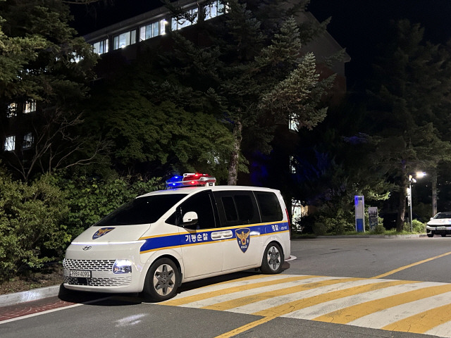 ▲ 24일 강원대학교 축제장에 출동한 경찰 기동대.