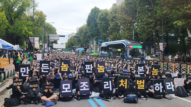 여성혐오폭력규탄공동행동이 지난 21일 오후 서울 종로구 마로니에공원 앞 도로에서 ‘딥페이크 성착취물 엄벌 촉구’ 시위 벌이고 있다. 이날 집회에는 주최 측 추산 5000여명이 참가했다. 연합뉴스