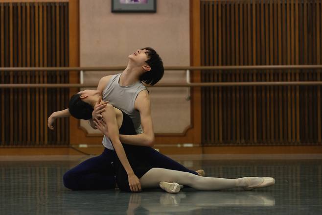 Jeon Min-chul (back) rehearses for “La Bayadere” with Lee You-rim. (Universal Ballet)