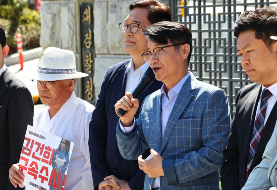 Korean American pastor Choi Jae-young holds a press conference outside the Supreme Prosecutors' Office in Seocho District, southern Seoul, on Tuesday. [YONHAP]