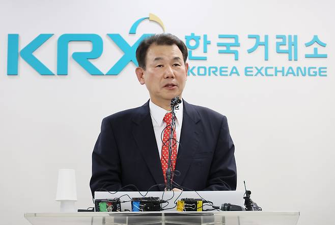 Korea Exchange CEO Jeong Eun-bo speaks during a press briefing at the KRX office building in western Seoul on Tuesday. [YONHAP]