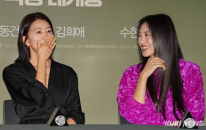 24일 서울 용산구 CGV용산아이파크몰에서 열린 영화 '보통의 가족' 언론배급시사회에서 김희애와 수현이 웃고 있다.