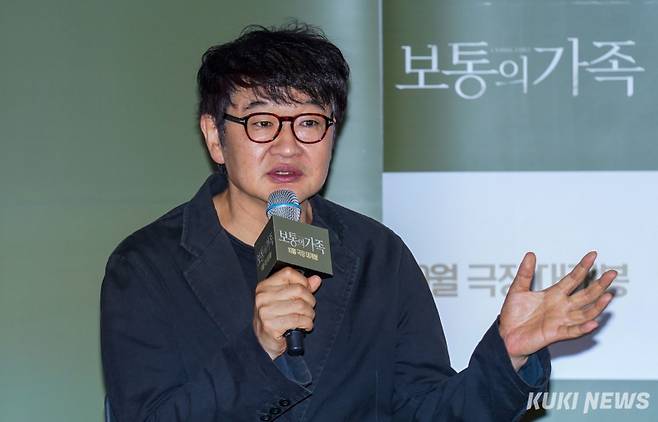 24일 서울 용산구 CGV용산아이파크몰에서 열린 영화 '보통의 가족' 언론배급시사회에서 허진호 감독이 발언하고 있다.
